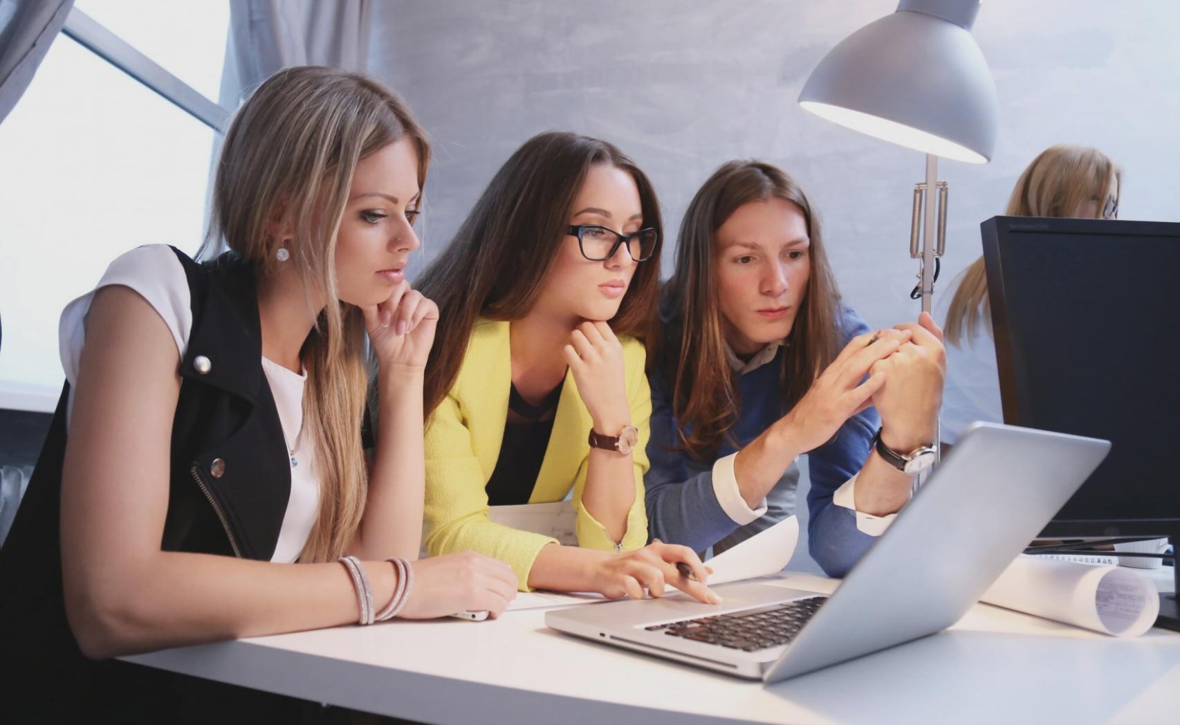 Moderne Filmschnitt-Software mit KI-Integration und Timeline-Bearbeitung