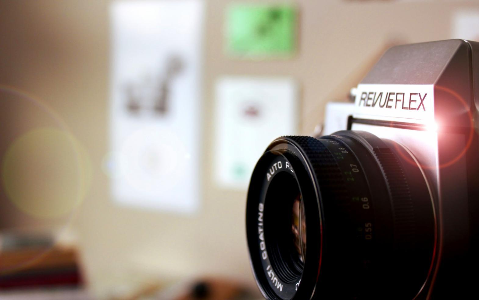 Professioneller Filmschnitt-Arbeitsplatz mit mehreren Monitoren und Timeline-Software