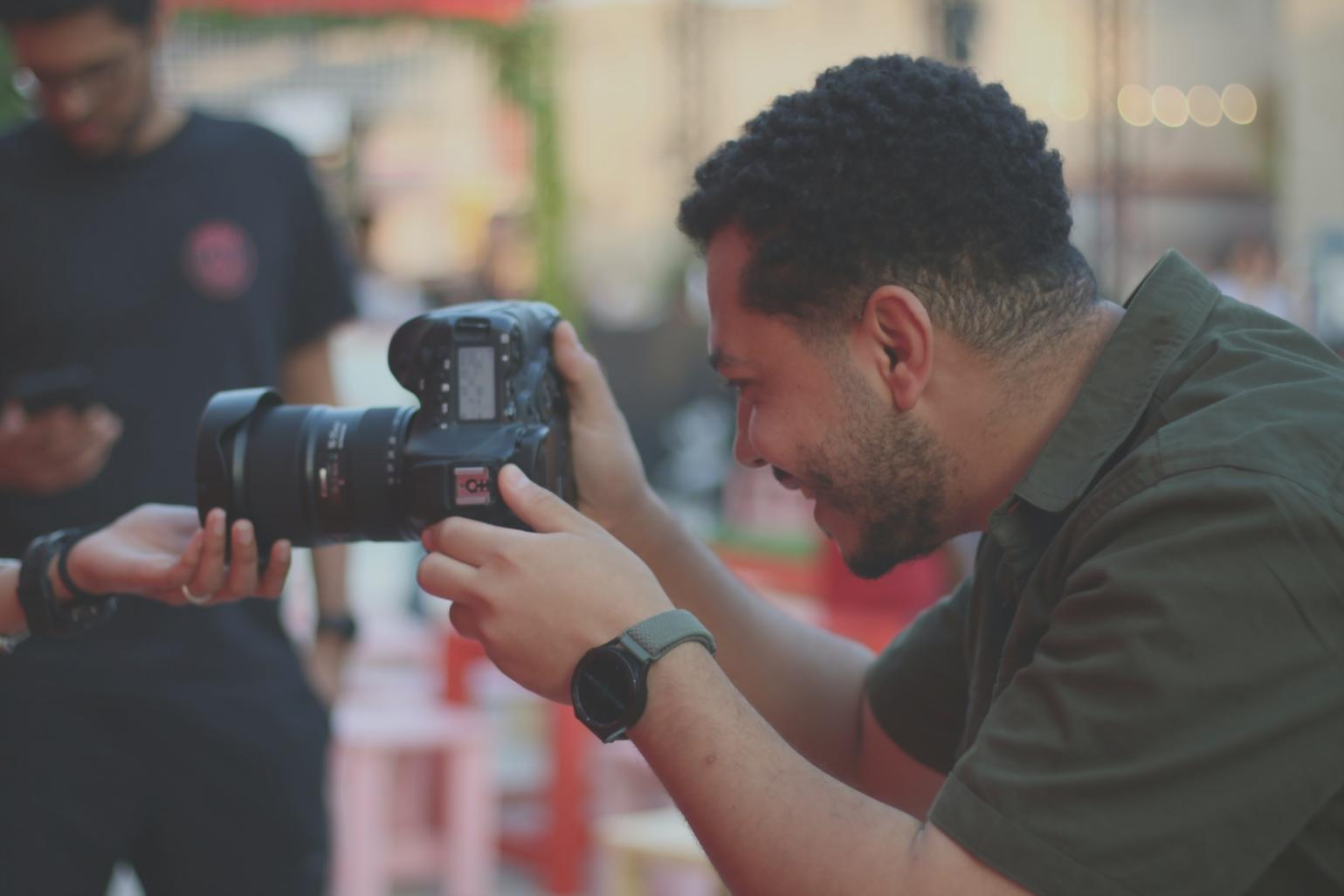 Moderne Videobearbeitungstools und Schnittsoftware auf einem professionellen Monitor