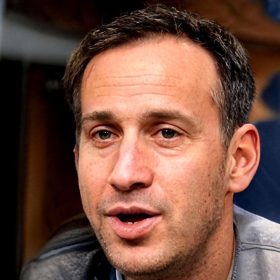 Portraitfoto eines erfahrenen Filmeditors am Schnittplatz